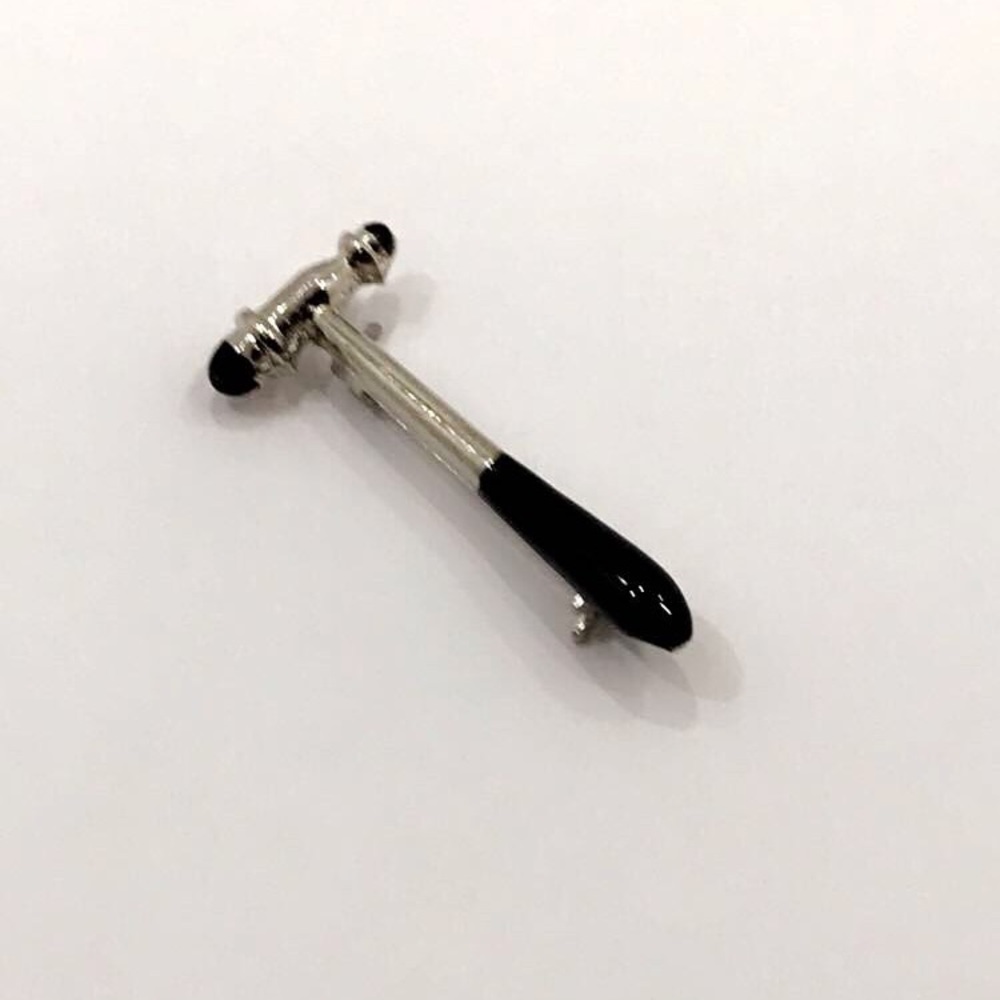 Knee pin